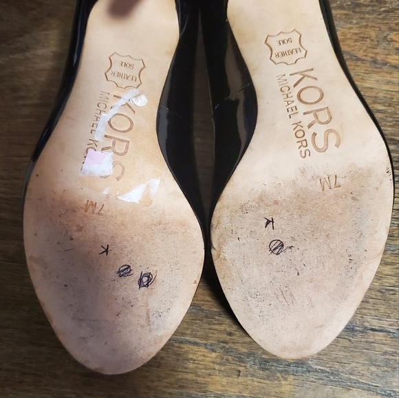 KORS Michael Kors Black Patent Leather Round Toe Pumps Heels Size 7M - Picture 4 of 4